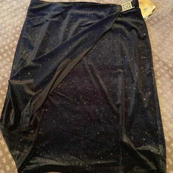 🎉 Ready for New Year’s? Here’s one for you! 🎉
BIN #5 - Picture 7 of 7